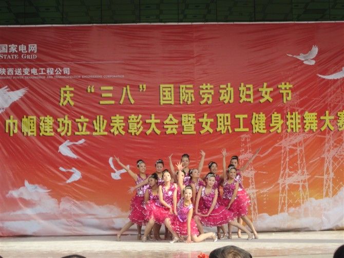 我校学生参加2011陕西送变电工程公司三八文艺演出化妆活动