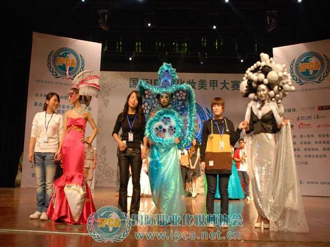 带领学生参加国际化妆美甲大赛(图1)
